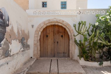 Geleneksel bir kapı desenli ve fayanslı, Hara Sghira er Riadh - Tunus 'ta Djerbahood