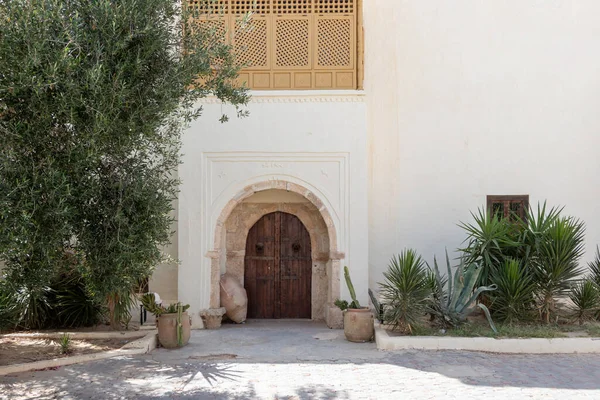 Geleneksel bir kapı desenli ve fayanslı, Hara Sghira er Riadh - Tunus 'ta Djerbahood