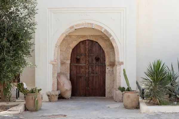 パターンとタイルを備えた伝統的なドア スギラ リヤド チュニジアのデジェロド ストック写真