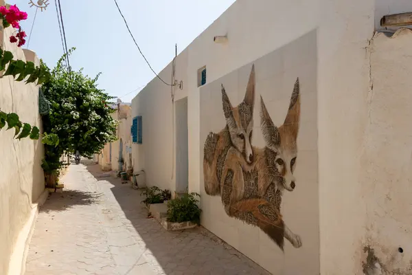 スギラ リヤド チュニジア デジェルバ島の壁に装飾的な絵が描かれた2023年の伝統的な家 ストック画像