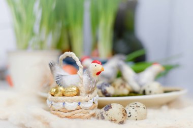 Oyuncak tavuklu Paskalya sahnesi, Paskalya yumurtası, tavuk ve altın yumurtalı Paskalya sepeti, yeşil yay.