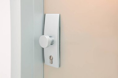 Metal alaşımlı modern cam kapı, ev ya da ofis güvenliği kavramı, buzlu cam..