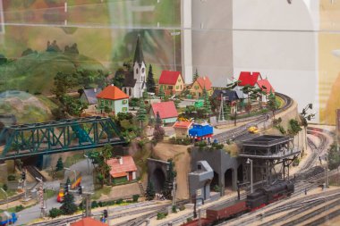 Model demiryolu inşaatı. Model tren istasyonu köprüsü rayları ve peyzaj aletleri olan tezgah. Hobi eğlence ölçeği modelleme kavramı
