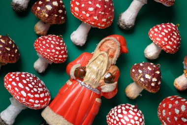 Noel Baba 'nın kırmızı şapkalı ve klasik heykelcikli Noel Baba ya da yeşil arka planda Aziz Nicholas Doğu Almanya. Noel süslemeleri, düz yatış, üst manzara.