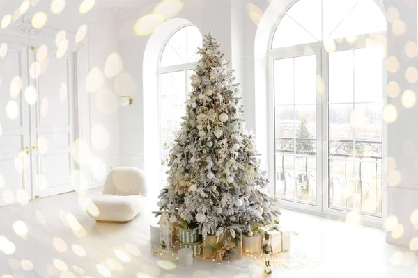 Egy Gyönyörű Karácsonyfa Egy Nagy Fehér Szobában Boltíves Ablakokkal Egy — Stock Fotó