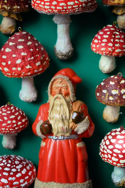 Ágaros Mosca Navidad Con Una Gorra Roja Figuras Vintage Santa — Foto de Stock