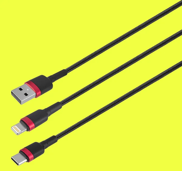 Usb Kabel Und Stecker Typ Lightning Isoliert Auf Gelbem Hintergrund — Stockfoto