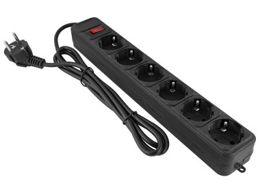 Dalgalanma koruyucusu, prizli elektrik uzatma kablosu, izolasyonda beyaz arkaplan