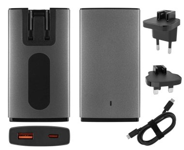 Tablet telefon için güç adaptörü beyaz arkaplanda yalıtımda