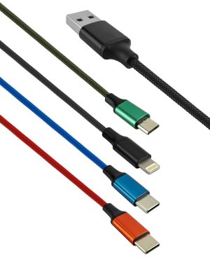 İzolasyonda beyaz arkaplanda mikro USB, Lightning ve C tipi kablo
