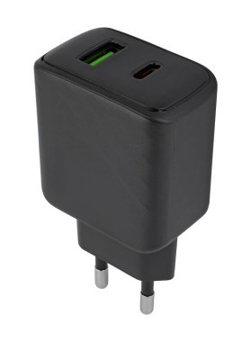 Telefon için güç adaptörü, siyah renk, izolasyonda beyaz arkaplan üzerine