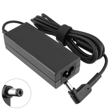 Yalıtımda beyaz arkaplanda dizüstü bilgisayar güç adaptörü