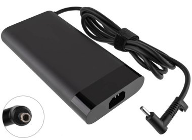 Yalıtımda beyaz arkaplanda dizüstü bilgisayar güç adaptörü.