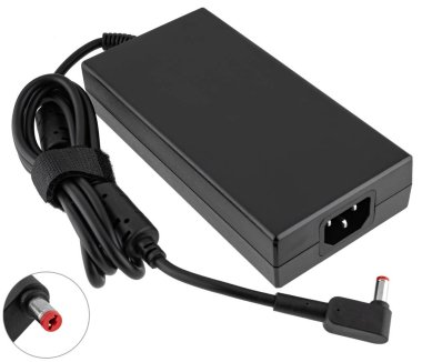 Yalıtımda beyaz arkaplanda dizüstü bilgisayar olmayanlar için güç adaptörü.