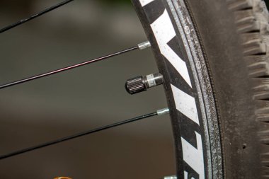 Bisiklet tekerleğinde kapağı olan bir vana, yakın plan..