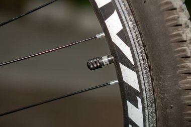 Bisiklet tekerleğinde kapağı olan bir vana, yakın plan..