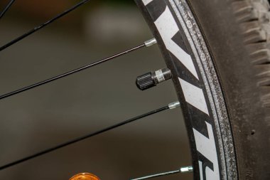 Bisiklet tekerleğinde kapağı olan bir vana, yakın plan..