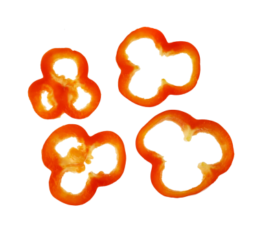 Dilimlenmiş kırmızı dolma biber, beyaz arka planda izole edilmiş.