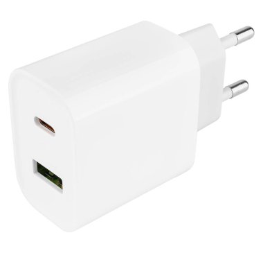 Beyaz arka planda beyaz ana güç adaptörü var. Çoğu mobil aygıt ve aygıt ile uyumlu.