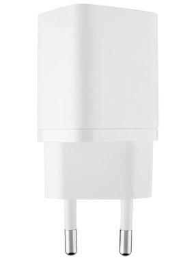 Beyaz arka planda beyaz renkli beyaz güç adaptörü. Akıllı telefonlar, tabletler ve diğer cihazlar için hızlı şarj.