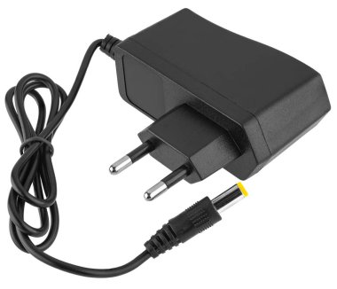 Yalıtımda beyaz arkaplanda şarj etmek için güç adaptörü.