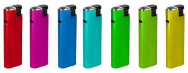 Plastik kutuda el yapımı çakmak, küçük ve dayanıklı. Beyaz arka planda. Beyaz arka planda. Güvenlik kilitleme sistemi kazara işlemi engeller.