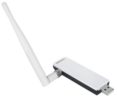 Antenli USB Wi-Fi adaptörü, beyaz renk. Aygıtların kablosuz bağlantısı için kompakt çözüm.