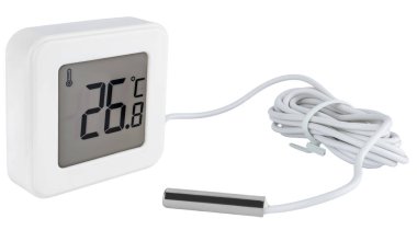 İçerideki ve dışarıdaki sıcaklıkları ölçmek için ısı sondası olan elektronik termometre izolasyondaki beyaz arka planda. Ev ve profesyonel kullanım için elverişli.