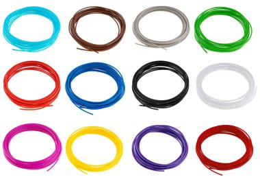 3 boyutlu kalemler için iplik, parlak doymuş renkler. İzolasyonda beyaz bir arkaplanda