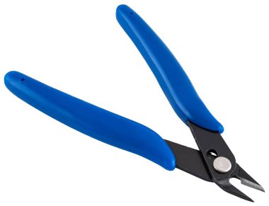 Kabloları kesmek için güçlendirilmiş mekanizması olan profesyonel tel kesiciler. Elektrik ve ağ sistemlerinin kurulumu için vazgeçilmez.