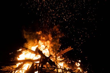 alevler siyah arkaplanda