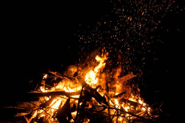 alevler siyah arkaplanda