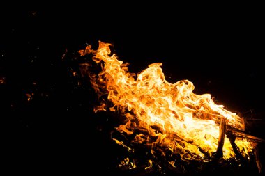 alevler siyah arkaplanda