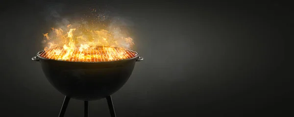 Kochen Grill Mit Flammen Auf Schwarzem Hintergrund — Stockfoto