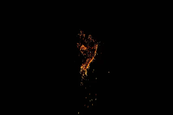 黒い背景での火災爆発 — ストック写真