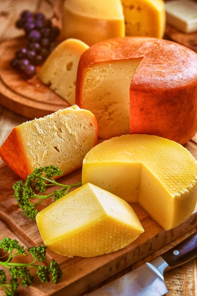 Sýrová Prkénka Zátiší Různými Druhy Rozložených Krájených Servírovaných Bochníků Sýra — Stock fotografie