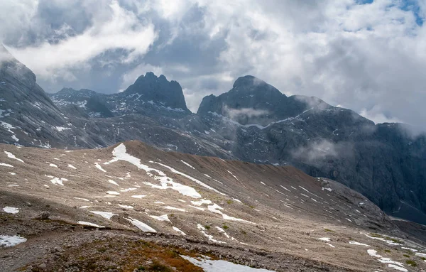 Paesaggio Nelle Montagne Rocciose Con Cime Montagna Tra Nuvole Sullo — Foto Stock