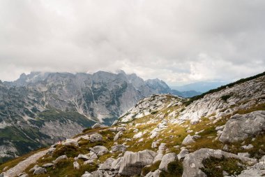 Kayalık dağlardaki manzara, arka planda dağ zirveleri, Avusturya 'daki Alplerdeki Dachstein Dağları.