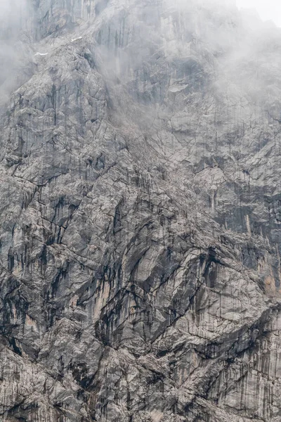 Parede Montanha Textura Uma Parede Rocha Nas Montanhas Com Nuvens — Fotografia de Stock