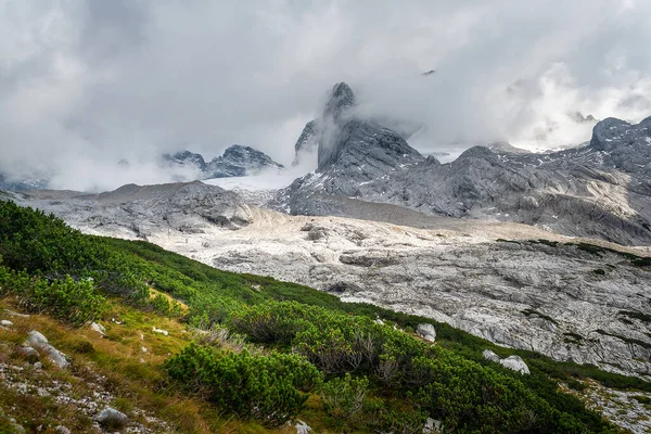 Paisagem Nas Montanhas Rochosas Com Picos Montanha Nas Nuvens Fundo — Fotografia de Stock