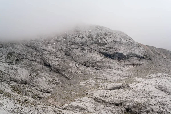 Βουνό Τείχος Πέτρινο Τείχος Στα Βουνά Σύννεφα Και Ομίχλη — Φωτογραφία Αρχείου