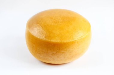 Peynir - beyaz arkaplanda izole edilmiş sarı yuvarlak peynirli ekmek