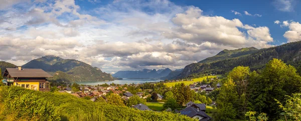 Paisagem Panorâmica Com Lago Wolfgangsee Aldeia Sankt Gilgen Vale Montanhas — Fotografia de Stock