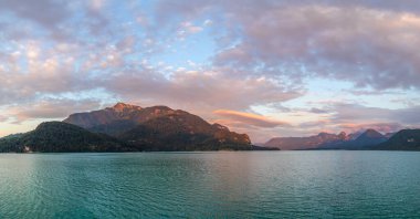 Günbatımında Wolfgangsee Gölü ve Schafberg Dağı ile panorama manzarası, Alpler, Avusturya