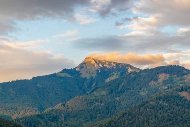 Schafberg dağı ve bulutlu gökyüzü gün batımında, Alpler, Avusturya