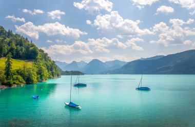 Wolfgangsee Gölü körfezi, yelkenli tekneleri, bir göl kıyısında demirli yelkenli, Alpler, Avusturya