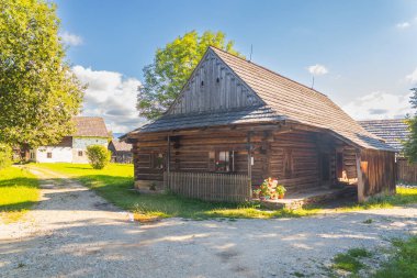 Martin, Slovakya - 08 10 2023: keresteli ev - Slovak Köyü Müzesi 'ndeki geleneksel ahşap ev