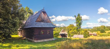 Martin, Slovakya - 08 10 2023: Kırsal kesimde ahşap ev - Slovak Köyü Müzesi 'ndeki geleneksel ahşap ev