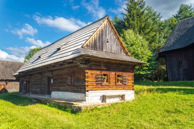 Martin, Slovakya - 08 10 2023: keresteli ev - Slovak Köyü Müzesi 'ndeki geleneksel ahşap ev