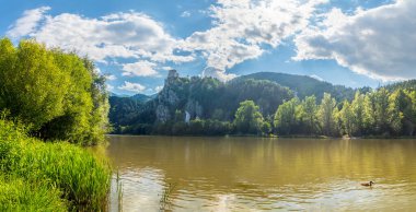 Strecno Kalesi, Slovakya Vah nehrinin yukarısındaki bir kayanın üzerindeki bir kalenin kalıntıları.